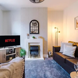 https://bright-2-bed-cottage-in-chester-by-53-degrees-property.hotelsin-chester.com